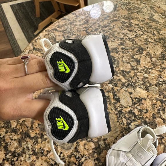 Nike Baby Shoes 4C - Picture 2 of 8